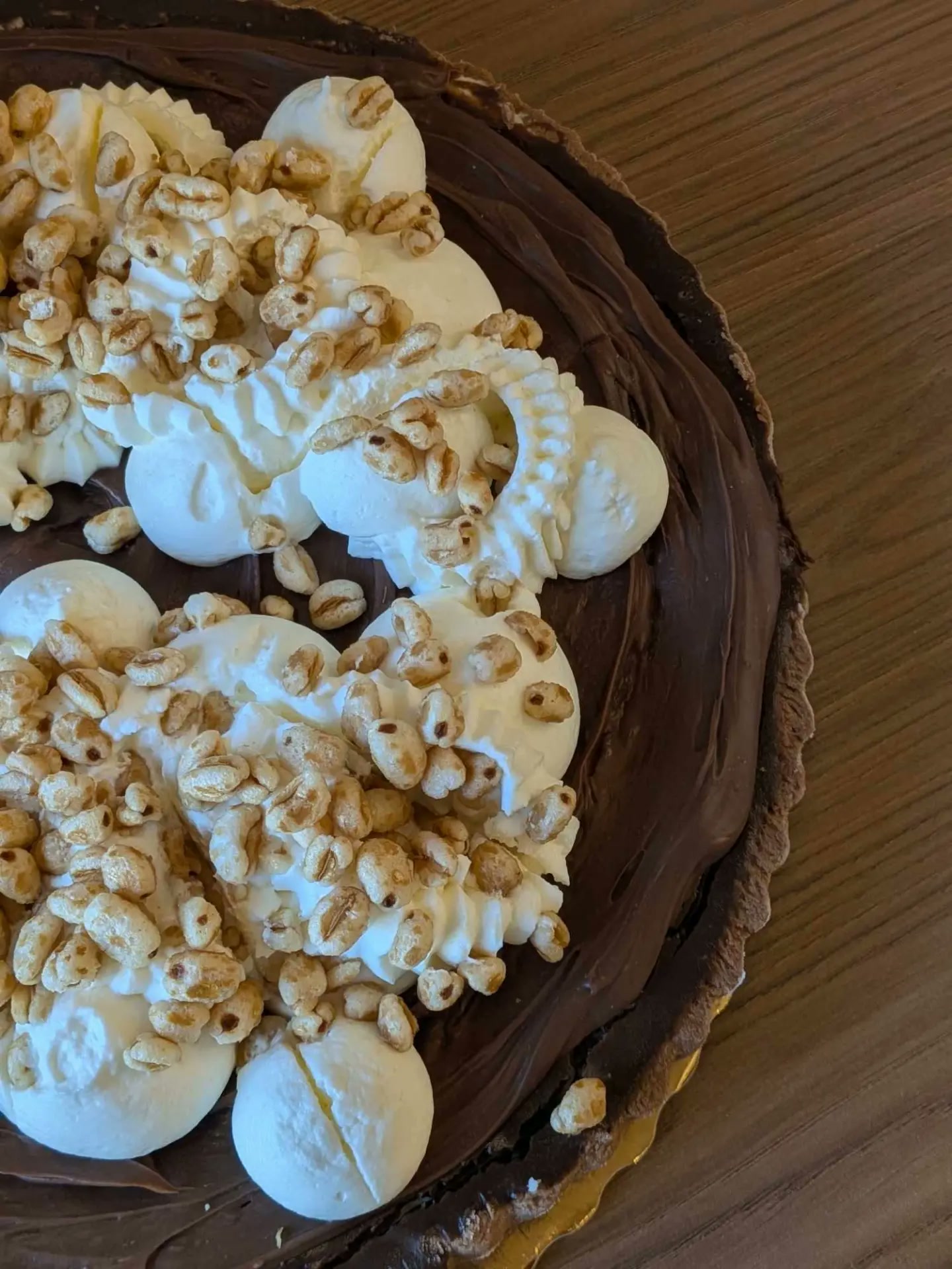 Czekoladowy tart z bezą na drewnianym blacie