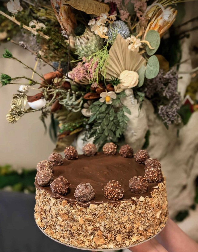 Czekoladowe ciasto z kulkami ferrero na tle bukietu suszonych kwiatów