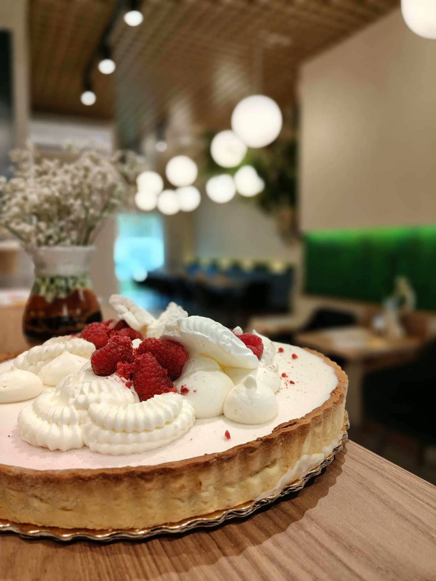 Tart z malinami, bezą i bitą śmietaną