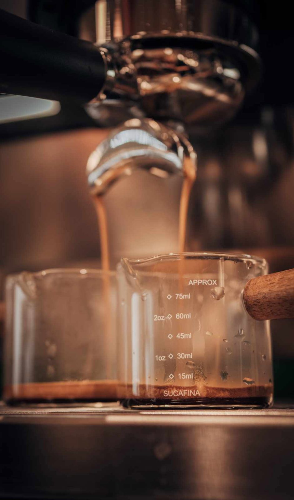 Barista wylewa mleko, tworząc latte art
